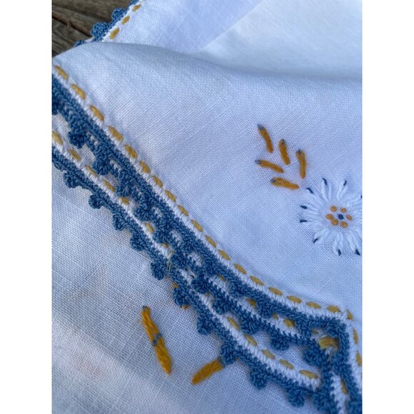 Vintage 1950s Cotton Card Table Tablecloth Napkin set Embroidery Floral - Picture 9 of 16